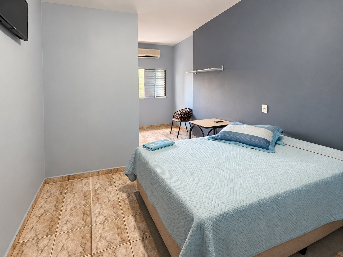 Apartamento com cama de casal, ar-condicionado e TV
