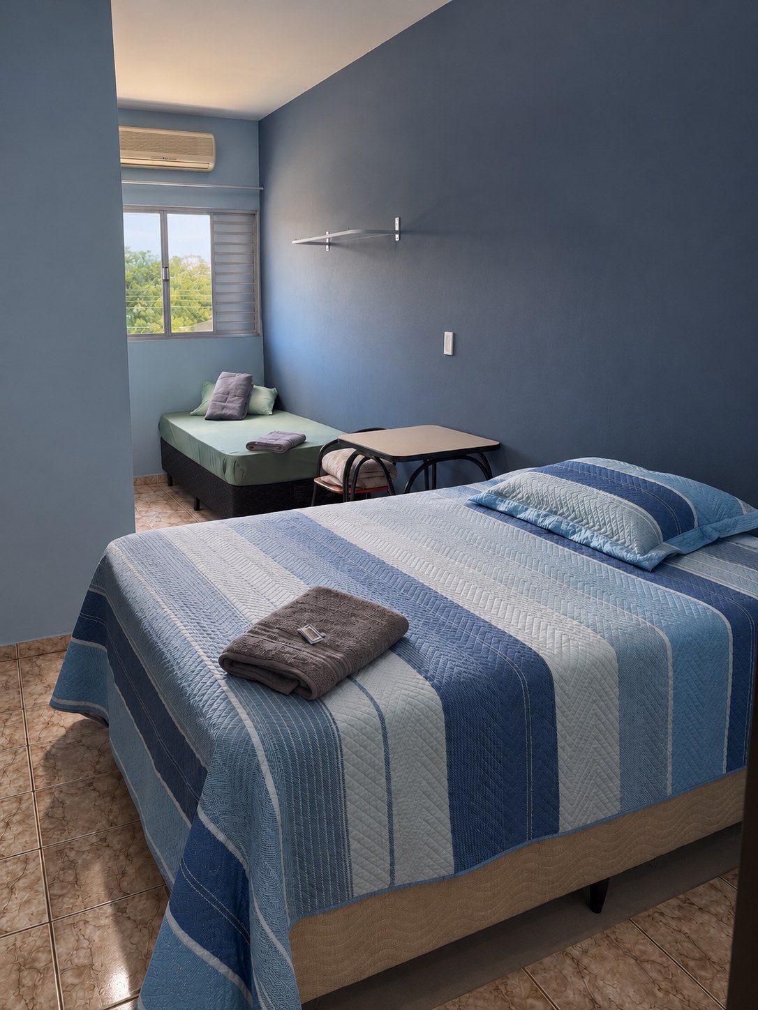 Apartamento duplo com cama de casal e cama de solteiro