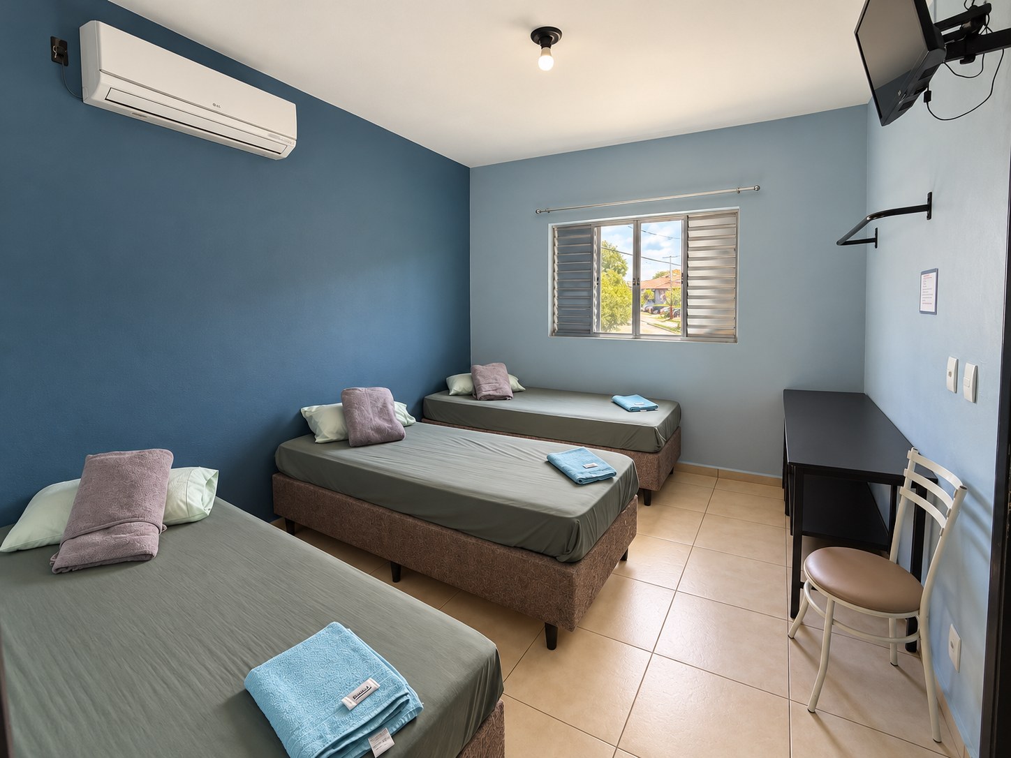Apartamento triplo com três camas e ar-condicionado