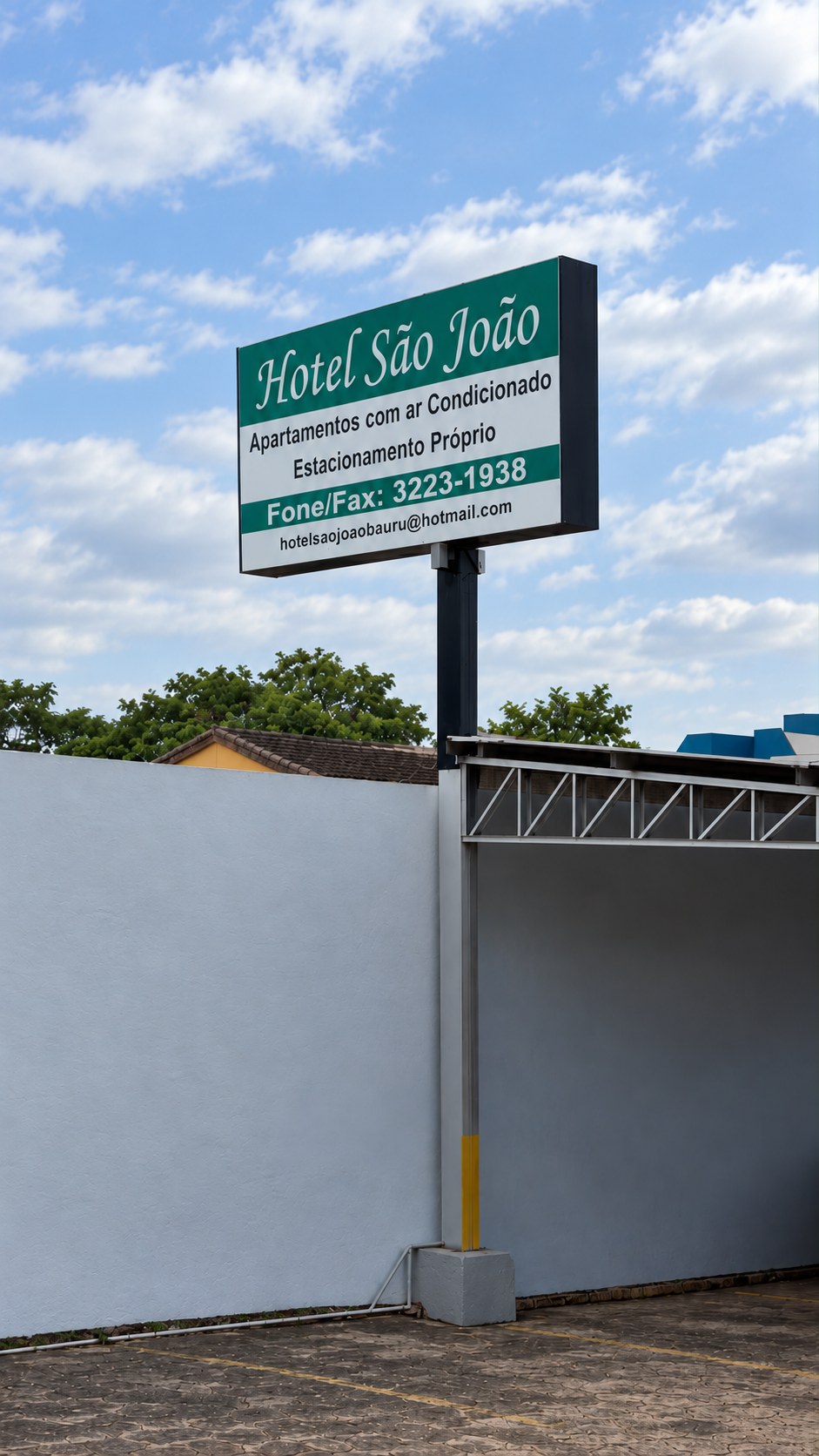 Placa vertical do Hotel São João